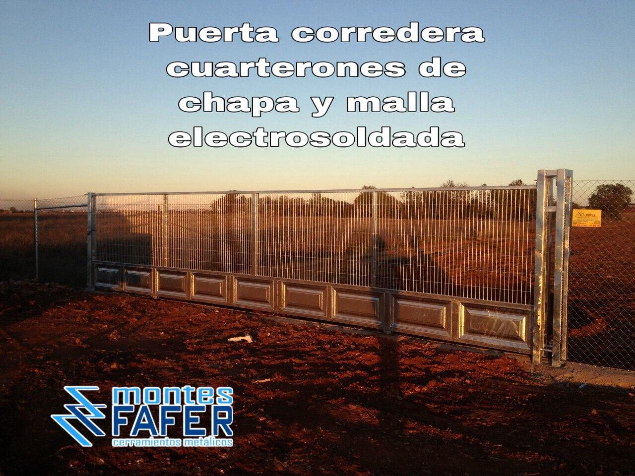 Puerta corredera con cuarterones de chapa y malla electrosoldada