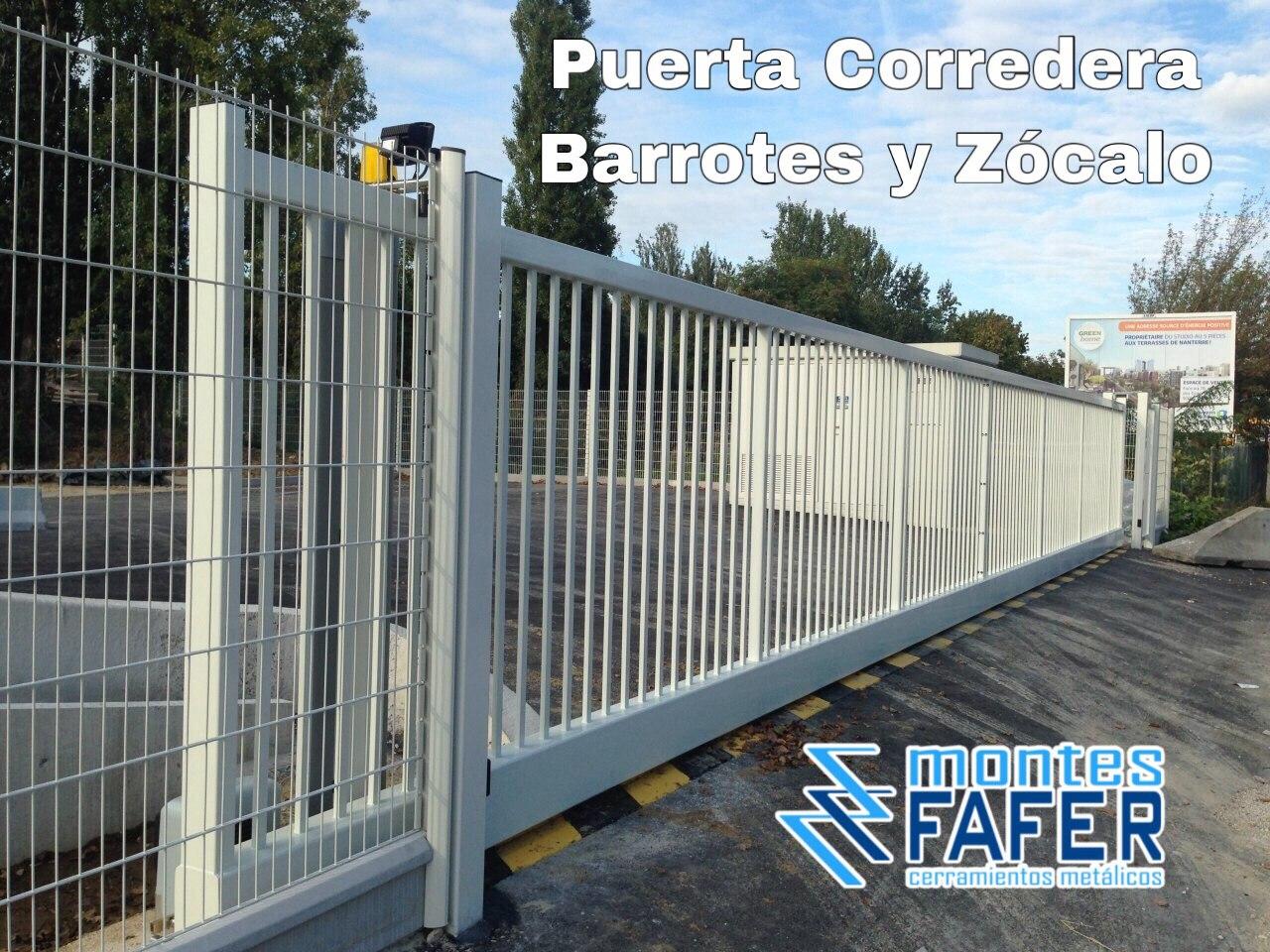 Puerta corredera industrial con barrotes y zócalo