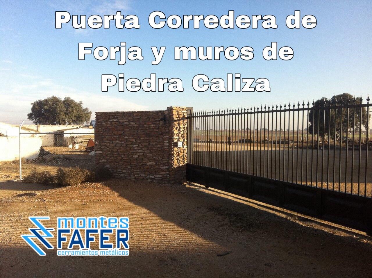 Puerta corredera de forja con muros de piedra caliza